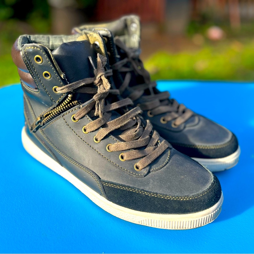 Men’s Rocawear high top shoes